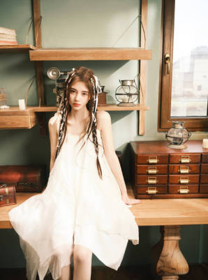 鞠婧祎新年写真太真实，美得有点扎心，仙女裙穿出时尚高级感