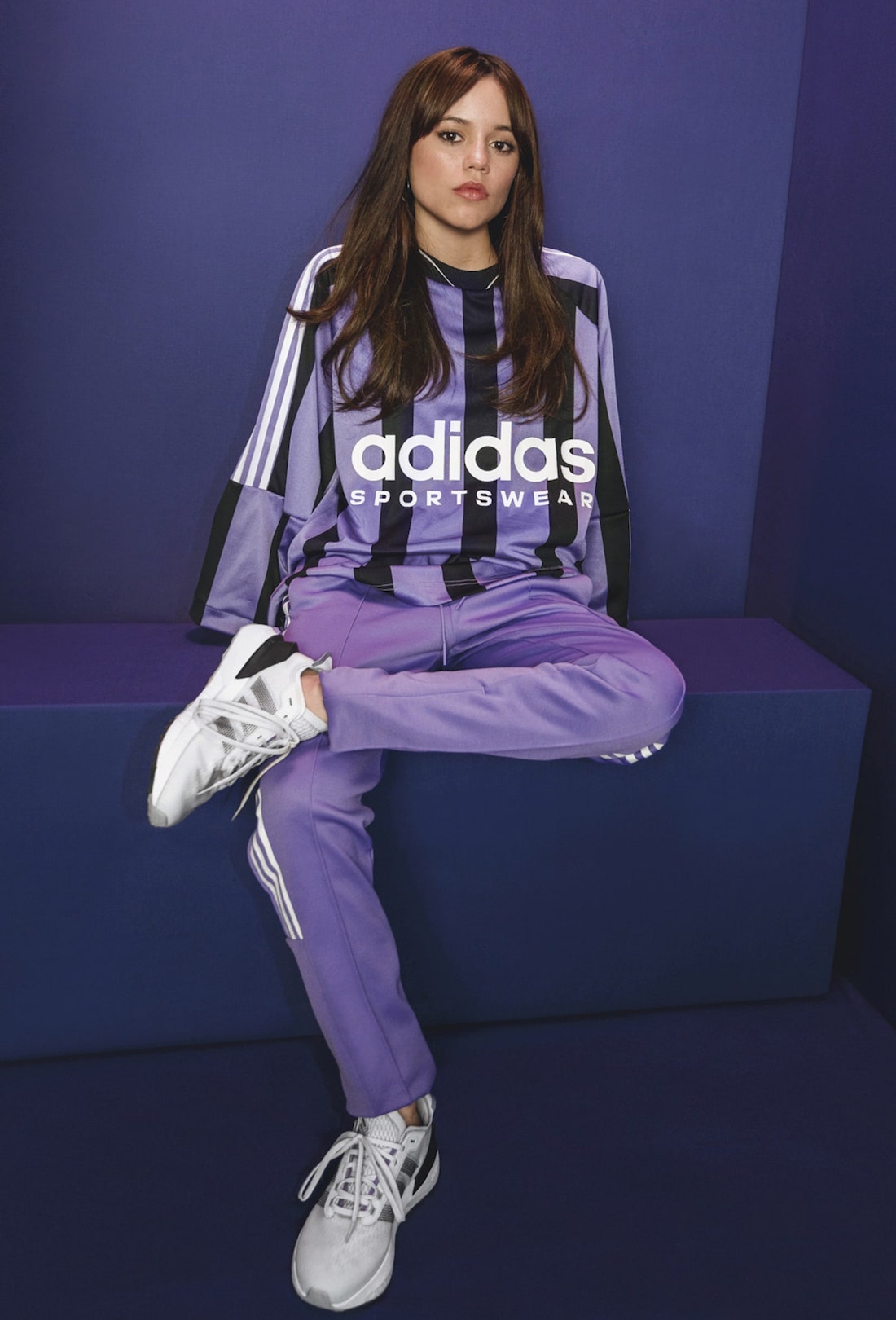 「星期三」珍娜·奥尔特加与 adidas 达成合作伙伴关系