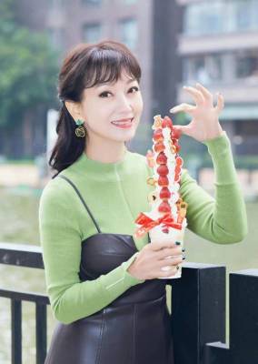 69岁赵雅芝真时髦，绿色针织衫搭吊带皮裙，减龄又显气质！