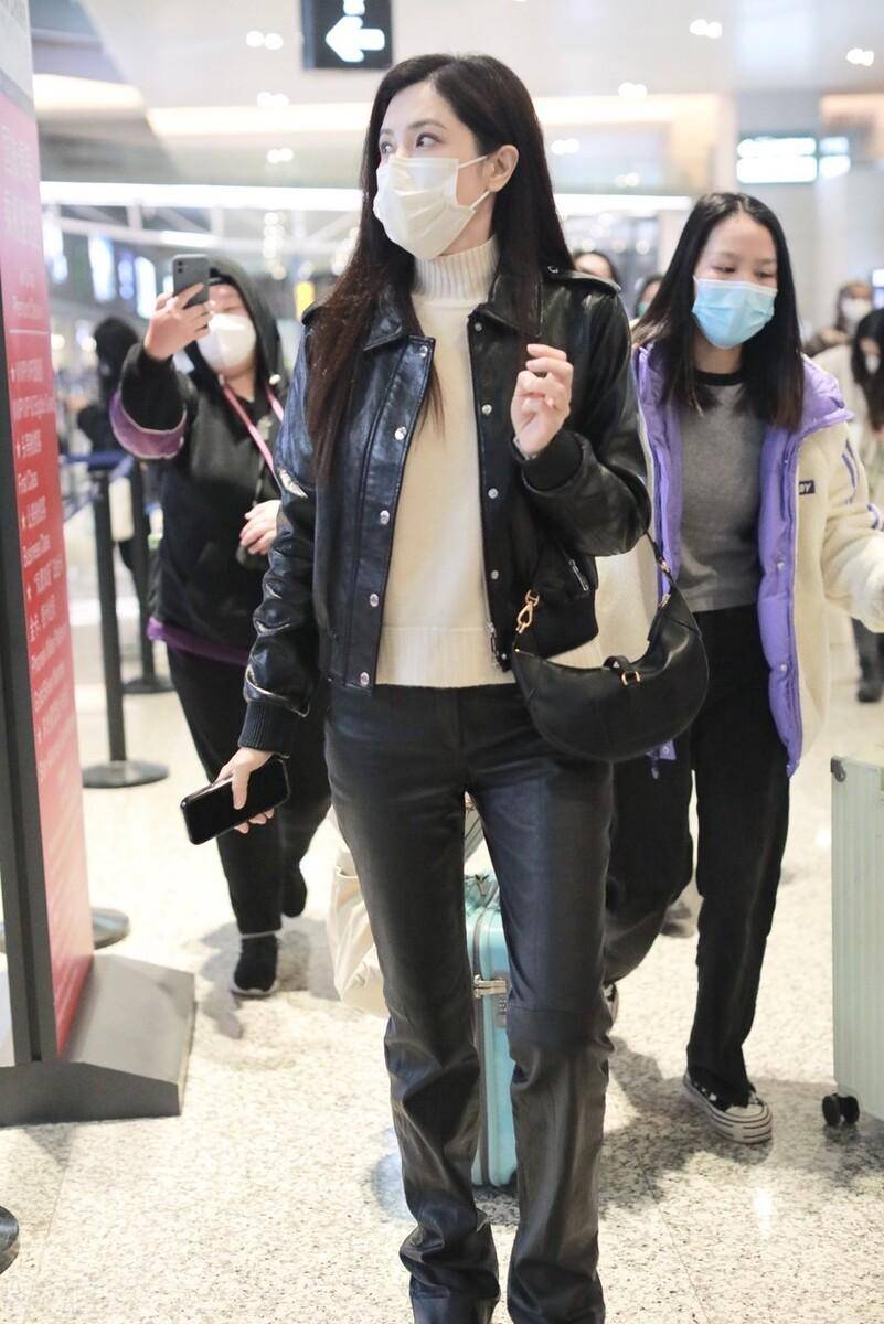 曾黎上海机场街拍穿搭，黑色皮夹克搭配喇叭裤，帅气又时髦