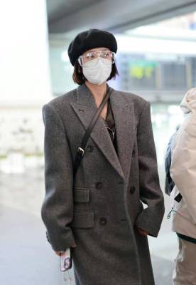 秦岚一身潮装走机场，廓形西装大衣搭皮裙，戴贝雷帽好时髦！
