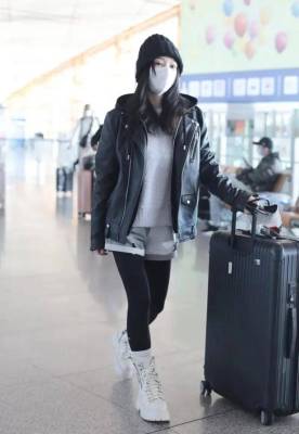 柳岩现身北京机场，穿黑色皮衣搭配短裤显瘦又减龄，满满的高级感