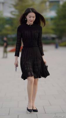 套装更适合职业女性，美女选择黑色两件套裙子，轻松穿出精致效果