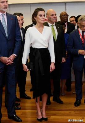 西班牙王后“黑白配”造型封神了！还在为职场穿搭发愁的，快学她
