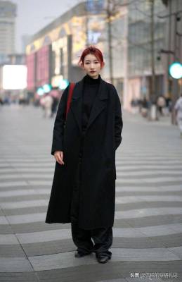 满大街的“黑大衣”，瞧杭州女生街拍这样搭多美，时髦还不易撞衫