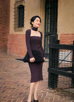 俞飞鸿米兰时装周看秀，针织连衣裙绝美，这状态确定是48岁？