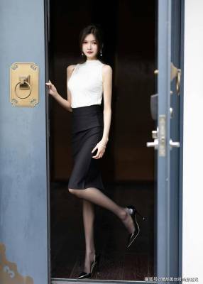 白上衣配黑丝短裙性感时尚，简约的黑与白带着一种永恒的时尚韵味