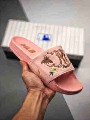 小红书爆款? MLB纽约洋基小蜜蜂刺绣拖鞋  国内专柜尚未正式发售 粉色 白色 黑色