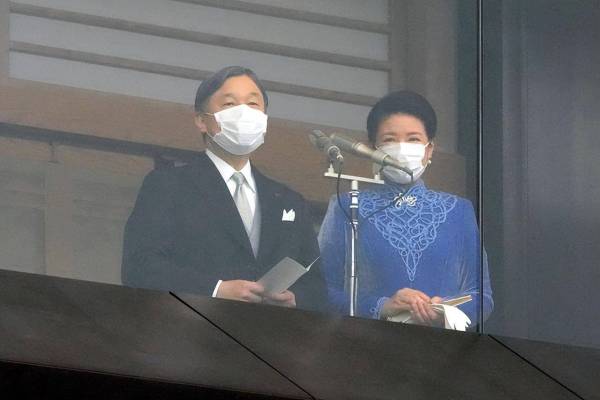 日本天皇63岁生日！皇室成员齐聚阳台亮相，21岁爱子穿粉裙美到我