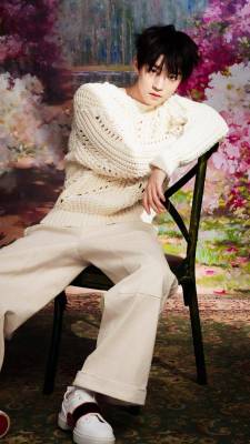 王俊凯春日繁花大片，白色镂空毛衣性感帅气，亮点是高跟鞋