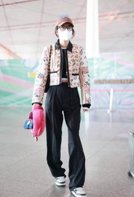 孙怡现身机场，印花短外套搭配阔腿长裤，显瘦显高又时髦！