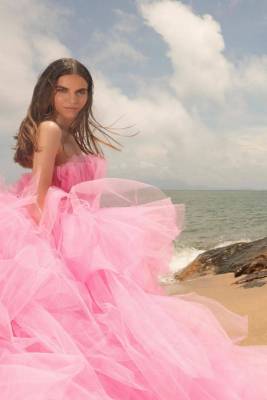 Bronx and Banco 2023度假系列，优雅裙装，珠光亮片的光泽与活力流苏
