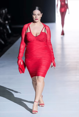180斤大码超模走T台很惊艳！红色包臀裙裹出性感，这么壮实却精致