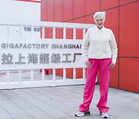 马斯克在中国:上海超级工厂（马斯克妈妈参观儿子的上海超级工厂！老太太真自豪，穿粉裤都超美）