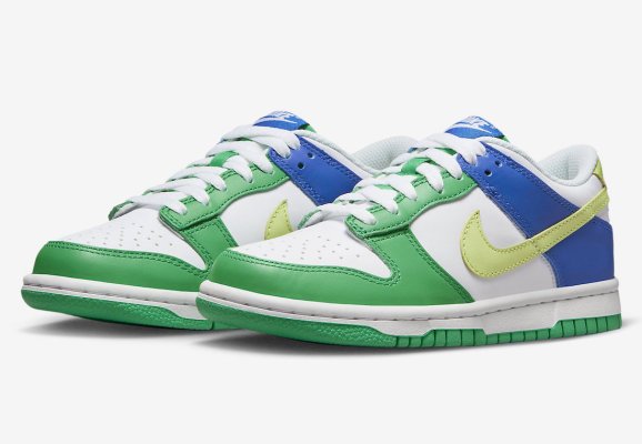 Nike Mixes Green and Blue On This Kids Dunk Low将绿色与蓝色混搭
