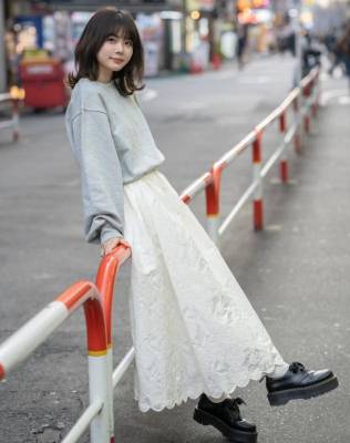 日本街拍穿搭2023（被日本街拍惊艳了，满大街都在穿长裙子，却时髦又不压身材，好看）