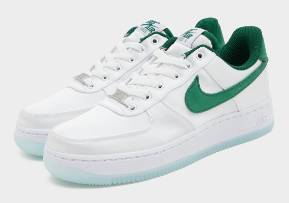 Nike Air Force 1 Low“Satin”白色和绿色表面
