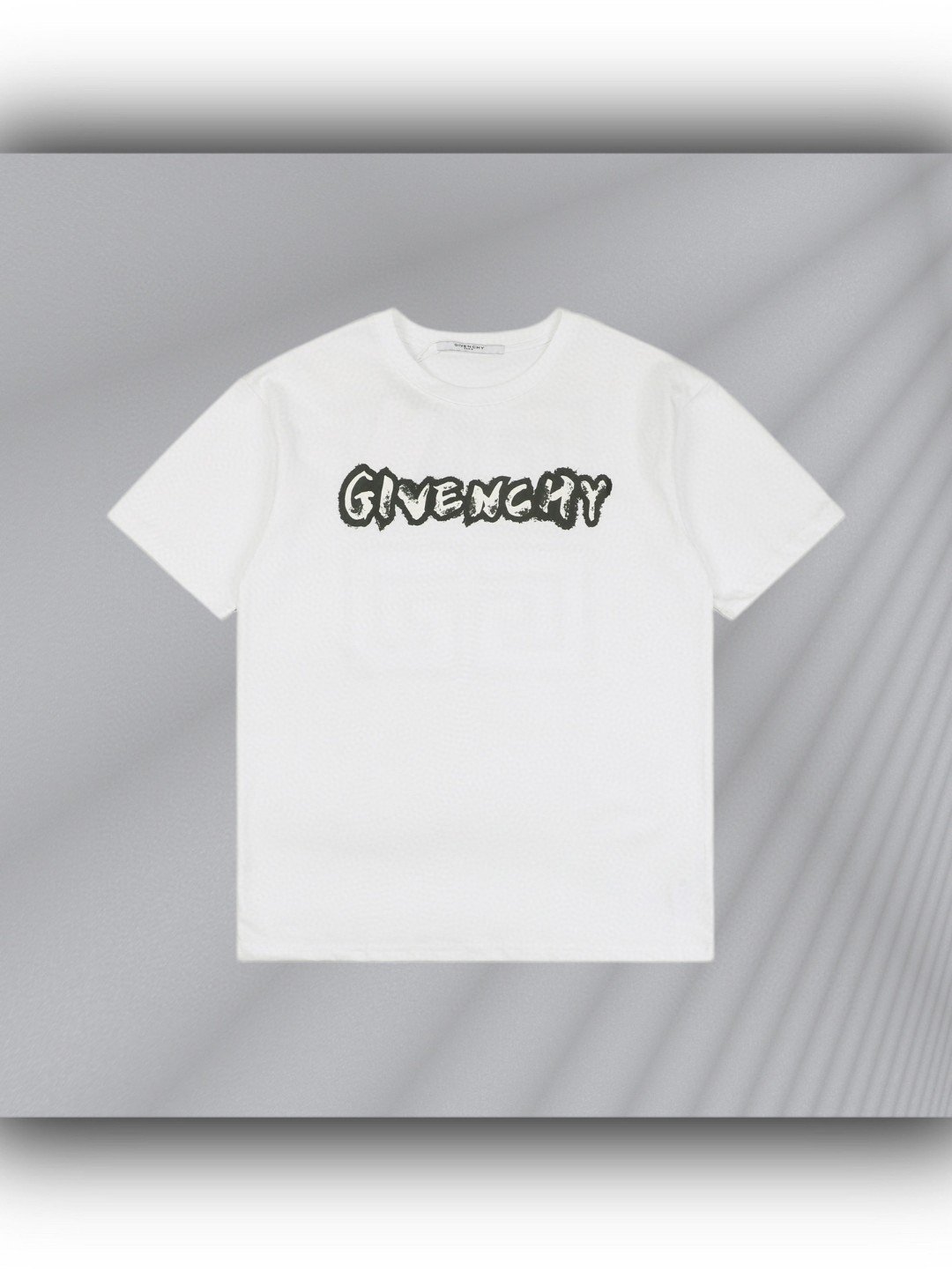 纪梵希logo字体（Givenchy/纪梵希 23ss 涂鸦4g字母印花短袖）