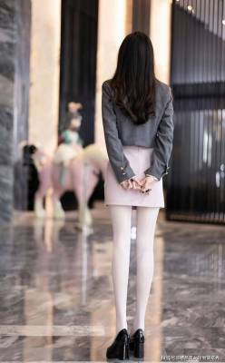 灰色西装外套配裙子_灰色短款西装外套下搭紫粉色的西装短裙瞬间时尚感满满！