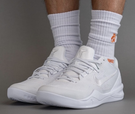 Nike Kobe 8 Protro“Triple White”的脚上照片
