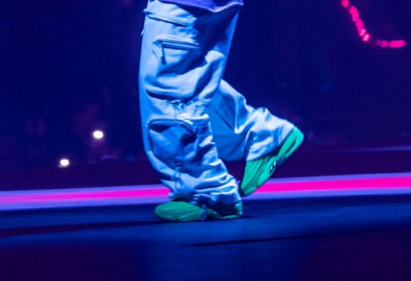 nikesneakers 笑，Nike 新鞋型首次曝光！Drake 上脚太帅了！