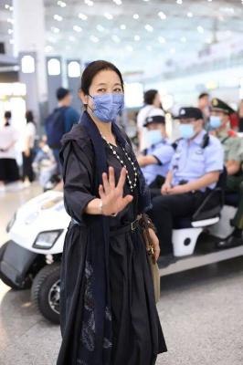 刘仪伟全黑走国际机场，样貌跟从前大不相同，但衣品迪拉泽像流行时尚爷爷！