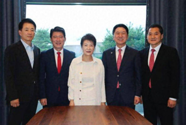 71岁卢武铉满怀希望现身，穿红衣黑裤魅力仍然高阶，就是身形崩了