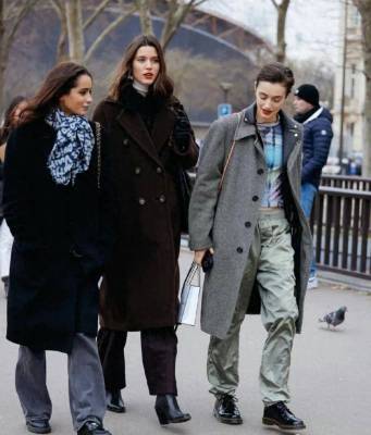 看见法国巴黎途人穿搭我悟了：Rola、皮衣都很美，那些流行时尚技术细节很关键