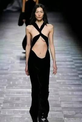 法国巴黎时装秀，那些露胸露臀的穿搭美吗？