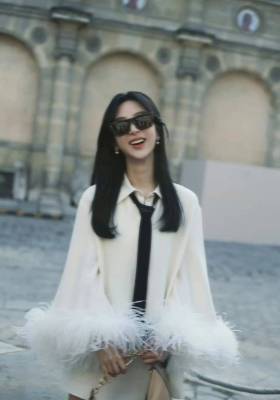杨紫在欧美国家催热了一类新纯色：小裙装+围巾+宽肩，流行时尚又老土