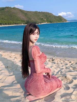 秋冬沙滩温柔20岁少女时尚穿搭：纯美紫色裙 魅力坏女孩的穿搭秘笈