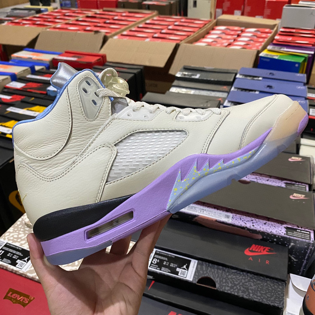 开箱评测：DJ Khaled x Air Jordan 5 "We The Best"复古篮球鞋白紫色