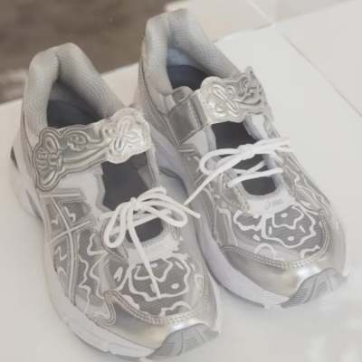 今日发售Cecilie Bahnsen x ASICS GT-2160金属银运动透气凉鞋